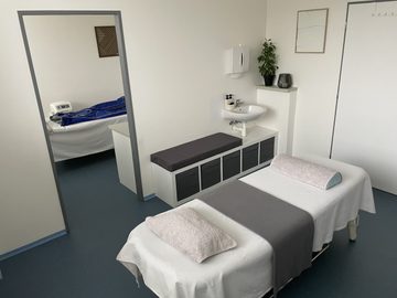 Terapeutické lehátko, zrcadlo a umyvadlo v ordinaci
